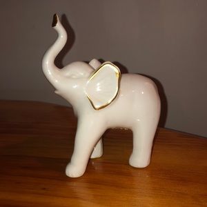 Glass elephant